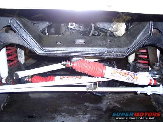 dualstab.jpg Dual Skyjacker stab set up, had to mount to the diff instead of the trac bar.