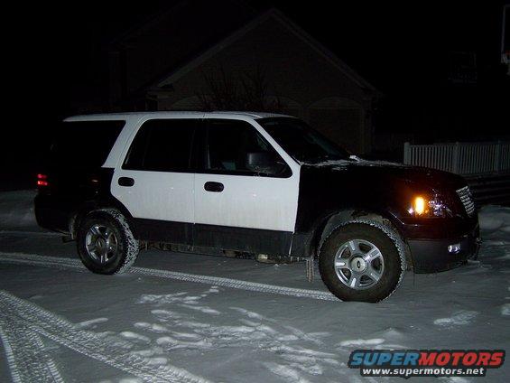 Two-tone black and white SUV, side view, in snow. Matches 2004 Ford Expedition