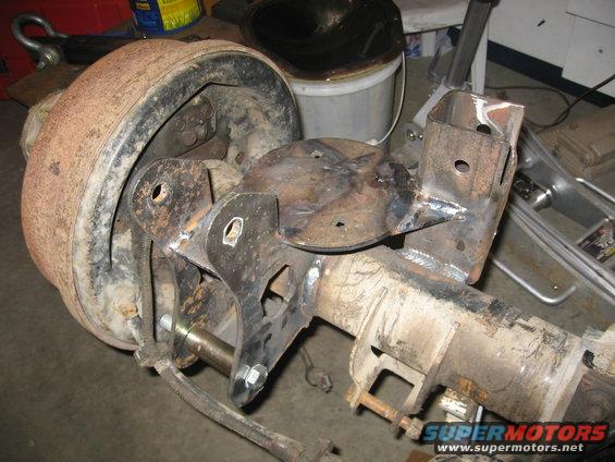 Rear axle assembly with brake drum and custom fabricated bracketry