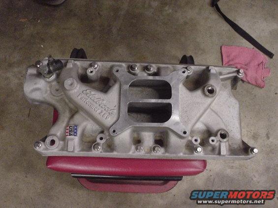 Edelbrock Performer 289 intake manifold with USA sticker
