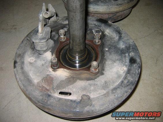 Rear axle assembly with brake drum and hub