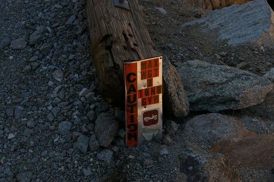 Sign with text 'CAUTION MAX WGT 3 TONS GVW' and a pictogram of a jeep