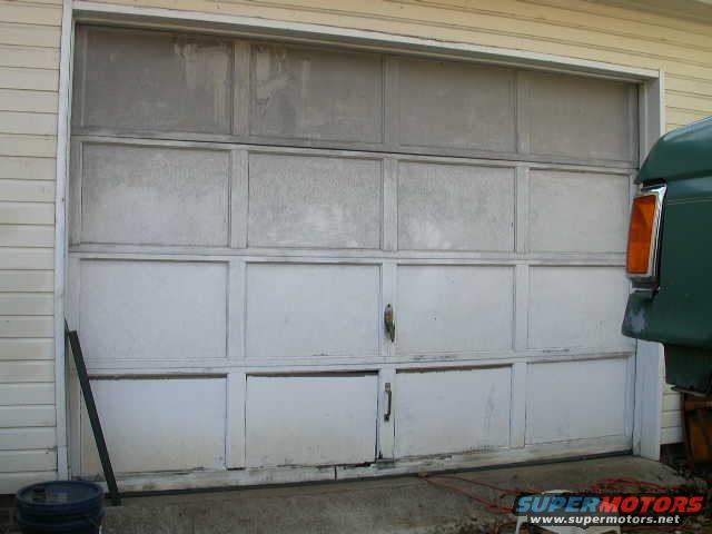 dscn5857.jpg Old, crappy, wood & MDF, rotten along the bottom garage door.