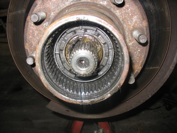 Front axle hub assembly with visible splines and locking mechanism
