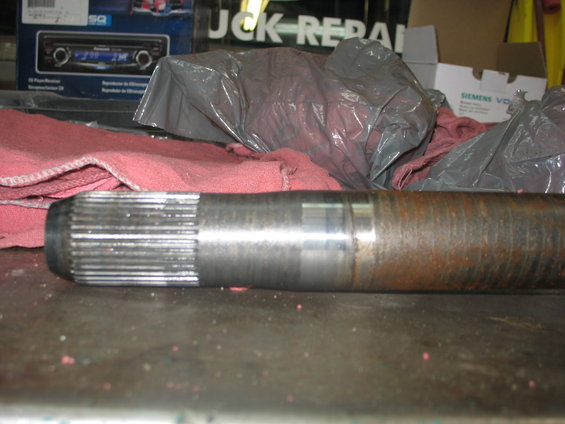 Axle shaft with splines on one end
