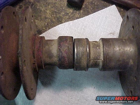 mvc126f.jpg 1918 - 27 roller bearing hub on left, 1913 - 17 ball bearing hub on the right.