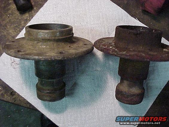 mvc127f.jpg 1913 - 15 hub on the left with speedometer gear index machined on the rear face. 1919 -27 on right.