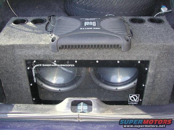 Car trunk with dual subwoofers and DUAL 450 watts amplifier