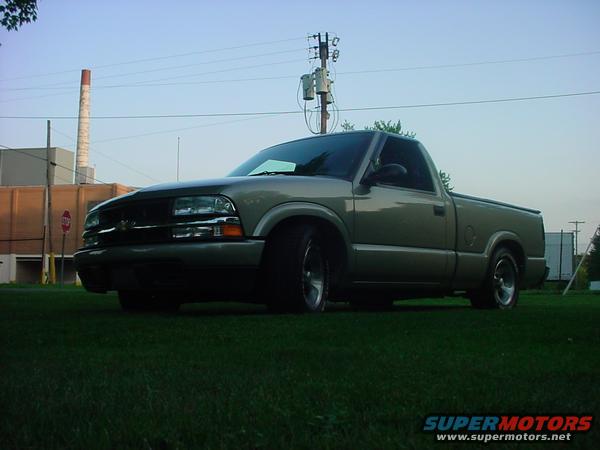 Light-colored 2003 Chevrolet S10 pickup truck parked on grass, 3q-front view