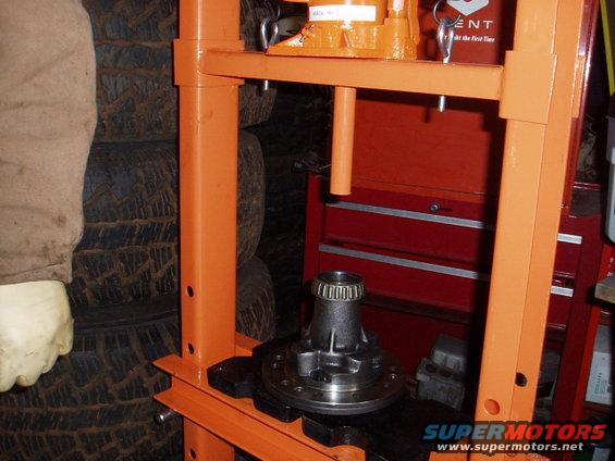 p2240016.jpg Pressing bearings on the Rear Detroit.