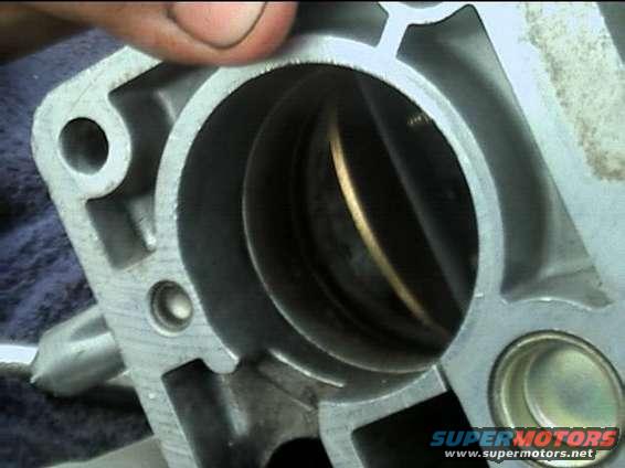 dirty_throttle_body.jpg gunk build up in throttle body