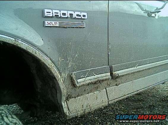 1989 Ford Bronco XLT side panel with mud and scratches