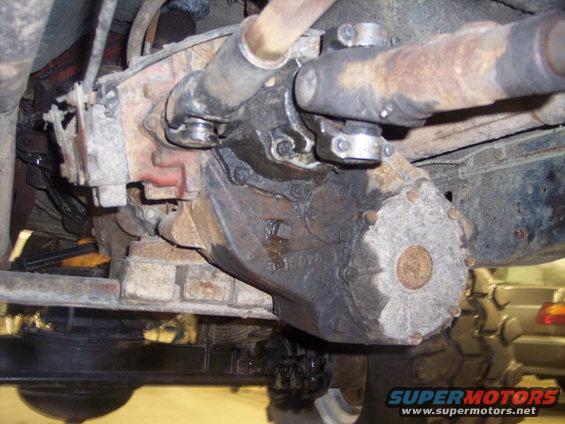 Transfer case and driveshaft assembly, heavily rusted and greasy
