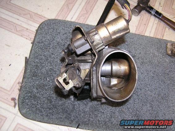 misc-tempo-(4).jpg Driver Side of TBI / Throttle intake manifold (top is -->)