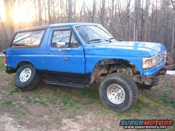 Blue 1987 Ford Bronco, 3/4 front view