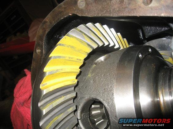 Differential gears with yellow contact pattern markings
