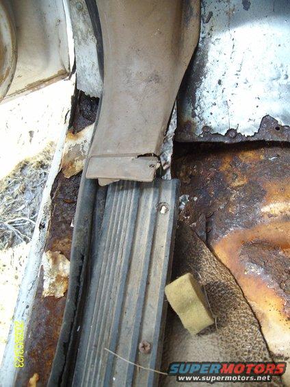 rusty-floor-board-2.jpg Very rusty...poor rusty :(