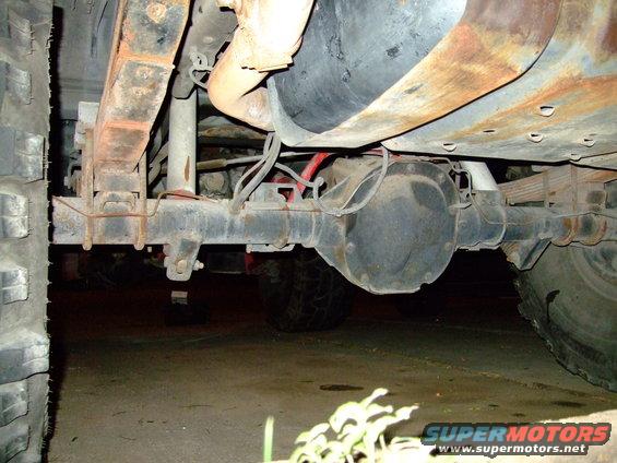 Rear axle and leaf spring suspension of a truck with large tires