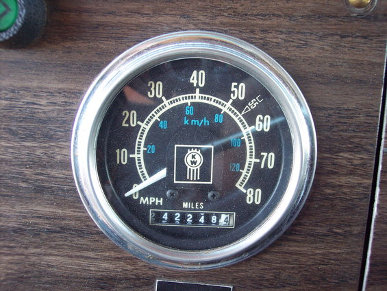 Kenworth speedometer with KM/H and MPH scales, showing 422484 miles