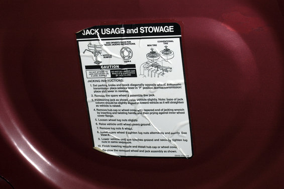 sticker with instructions for using and storing a car jack
