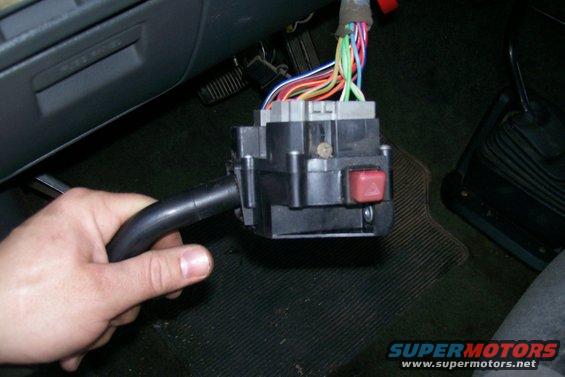 100_2000.jpg Found why the blinkers weren't working, lose connection because the clip that holds the wire bung on was broke, there's a screw in that picture holding the bung into the female bung.