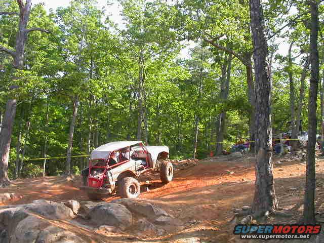 dscn6584.jpg This Bronco had a huge dent in the back of his fuel cell, I don't know if he picked that up on the course or if he already had it.