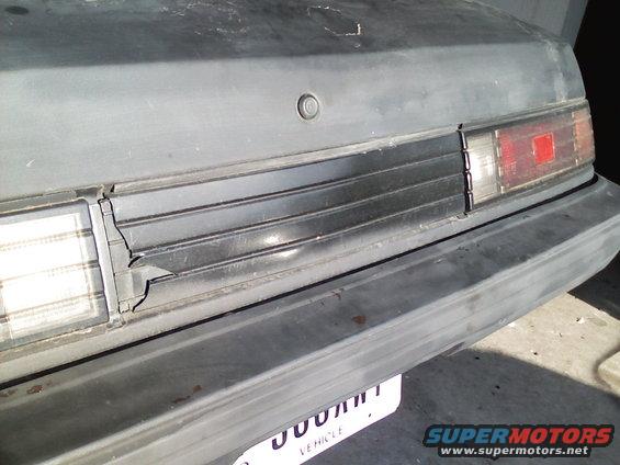 0519081853.jpg Broken piece between tail lights