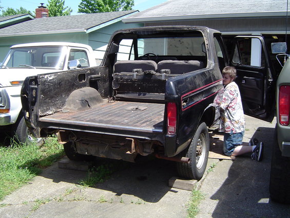 dsc04557.jpg Jacob helping pull the bench seat