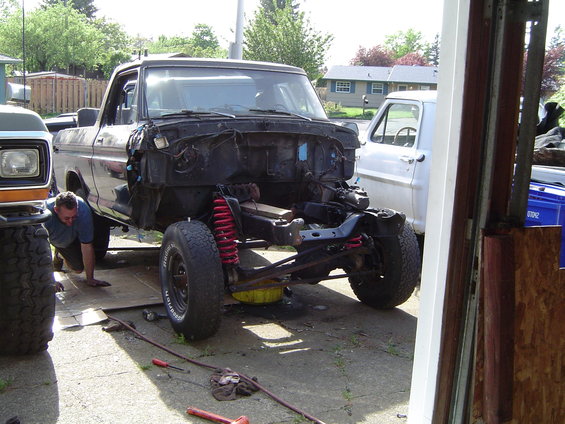 dsc04564.jpg Todd getting the exhaust out