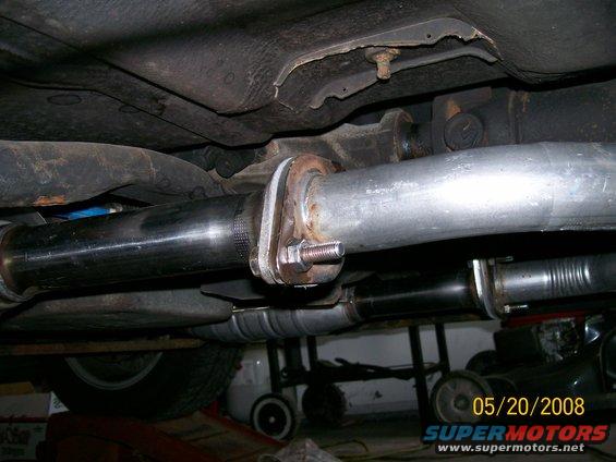Dual exhaust pipes with a flange connection