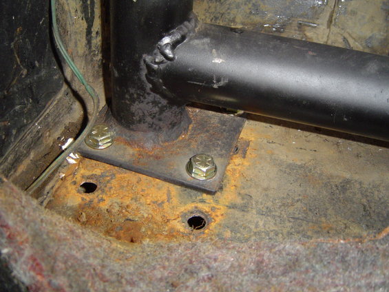 52608-055.jpg Passenger side front mount, you can see how far we moved the cage back