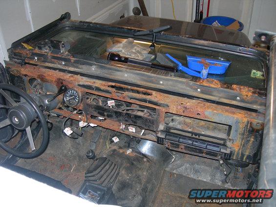 d1.jpg Tearing the dash down, top view.