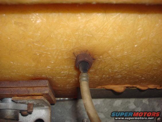 wiper-motor-swap4.jpg this is the bottom of the bulk head connector. as i tried to cut the old vinel line off the fitting broke. this cost $16 Xs 2 one for each side. 