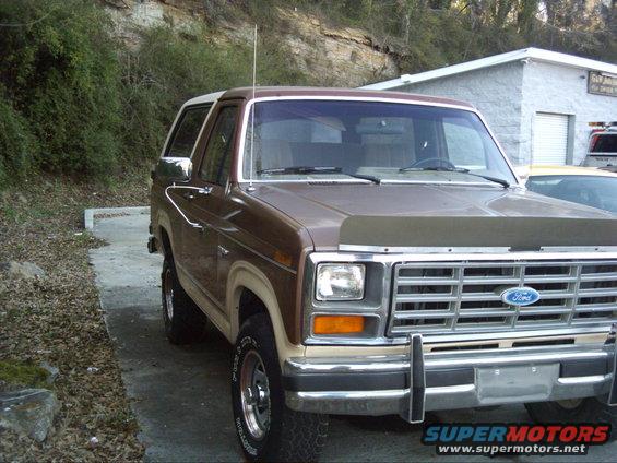 Brown 1986 Ford Bronco front 3/4 view