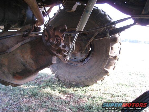 Rear axle and leaf spring suspension of a truck with large off-road tires