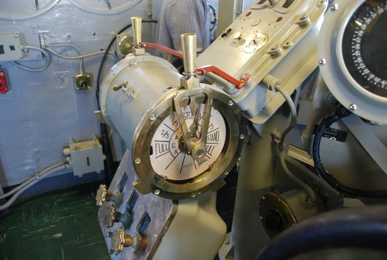 Ship's engine telegraph with levers and a dial showing speed settings like 'FULL', '2/3', '1/3', and 'STAND BY'