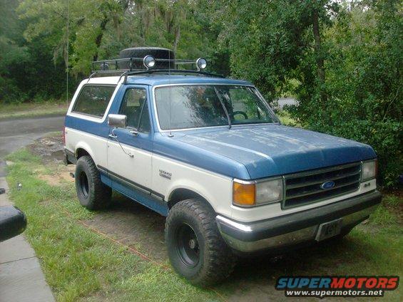 1991 Ford Bronco, blue and white two-tone paint, roof rack with spare tire and lights