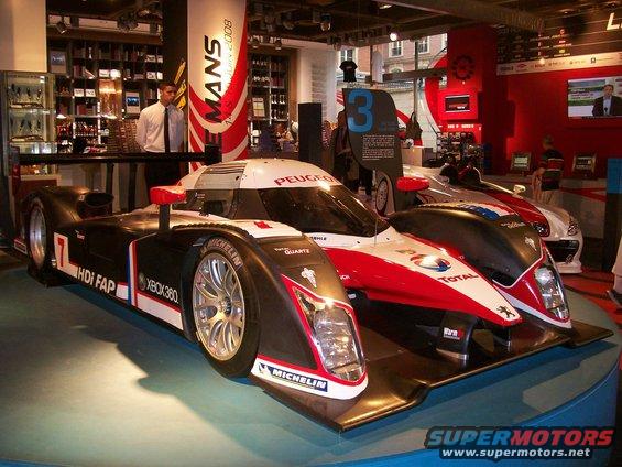 Peugeot 908 HDi FAP race car with '7' and 'Xbox 360' logos, 2008 Le Mans banner