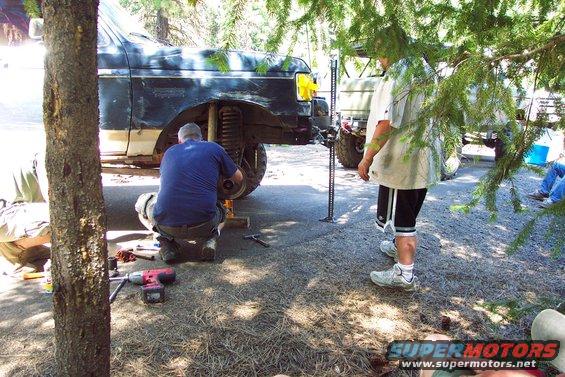 2008071013--broncofest-northwest--kaner-fla.jpg And now the other side...
Mike & Greg replacing axle u-joint.
(7/12/2008)