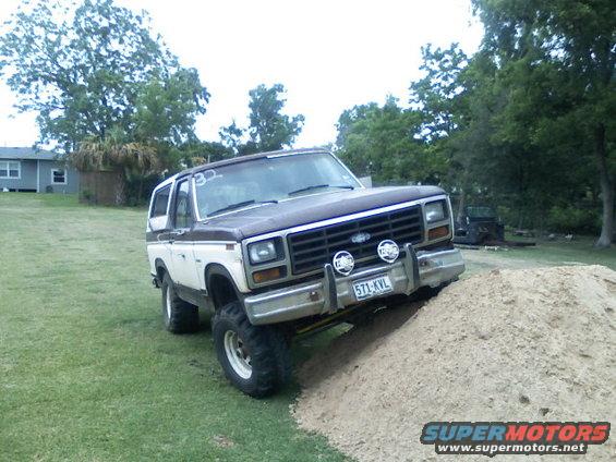 1982 Ford Bronco, 3q-front view, two-tone paint, off-road lights