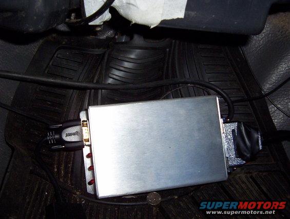 engine control unit and wiring harness connected on vehicle floor