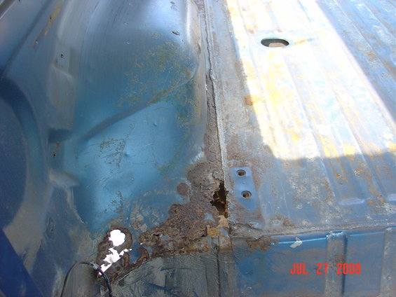 dsc00772.jpg Rear passenger side rust holes. This is in front of the rear tire. 