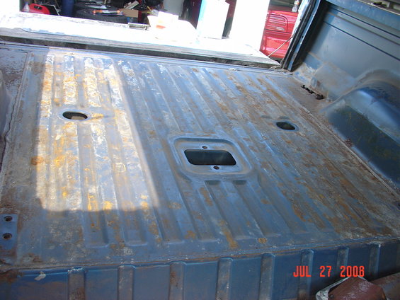 dsc00774.jpg Bed area with a little surface rust, not to bad. 