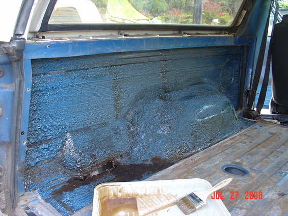 dsc00775.jpg Applied the paint stripper on the rear driver side. I tried to make sure I didn't put the stripper on the joint sealer. You can see once you apply the stripper it starts to bubble up the paint within minutes. 
