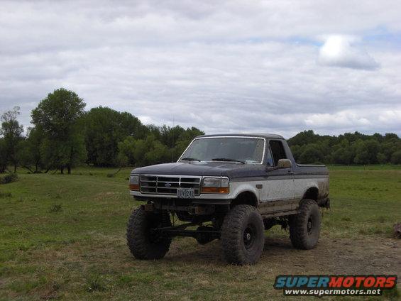 1993 Ford Bronco, lifted two-tone, front 3/4 view
