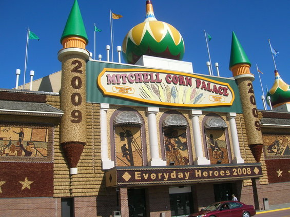 Mitchell Corn Palace building with '2009' on towers and 'Everyday Heroes 2008' banner