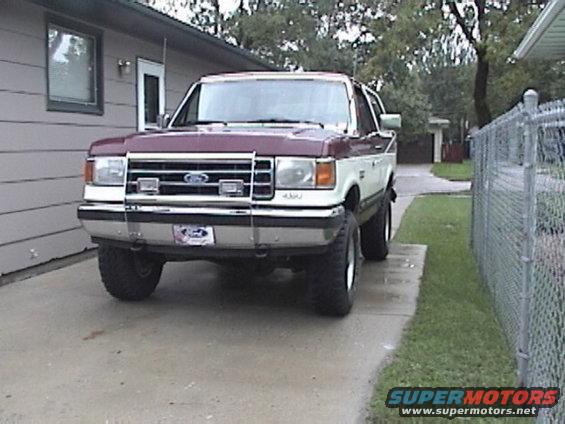 If you look closely you can see a set of Super Duty hooks under the bumper.