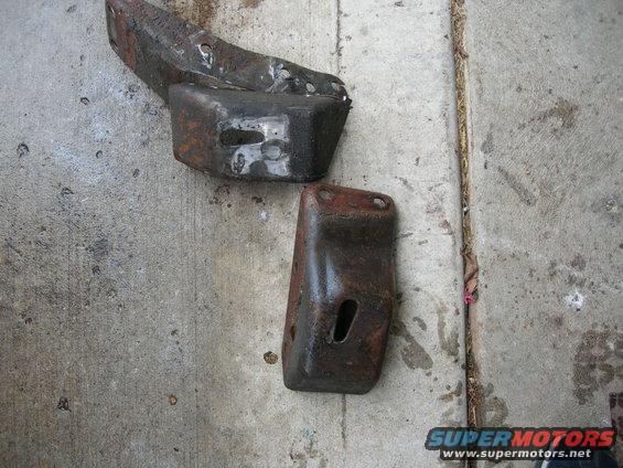 aug17car0007.jpg I wondered why the vibrations had gotten bad.  I thought it was from the solid mout of the tranny.  You can tell that the drivers side mount was moving because it is shiney from the motor mount going up and down.  The reason for that was the passenger side one had broken.