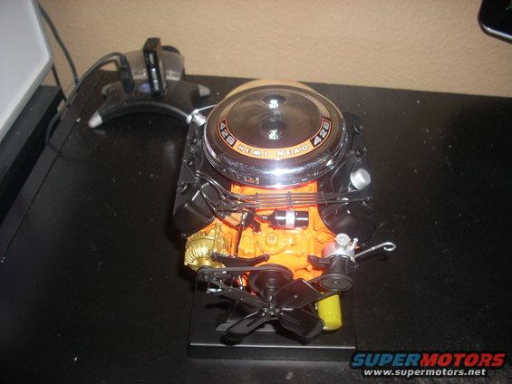 Model engine with '426 HEMI HEAD 426' on air cleaner. Supermotors.net logo visible