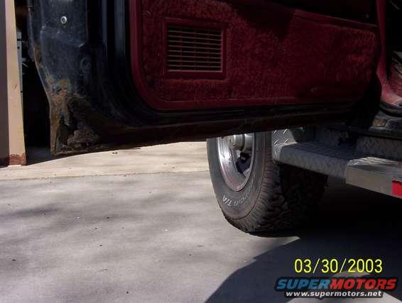more_rust_on_drivers_side_door.jpg 